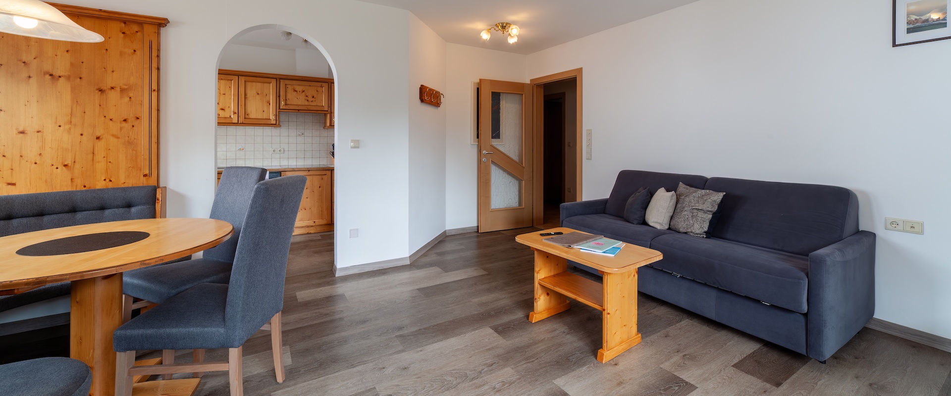 Badezimmer mit WC und Dusche und Badewanne