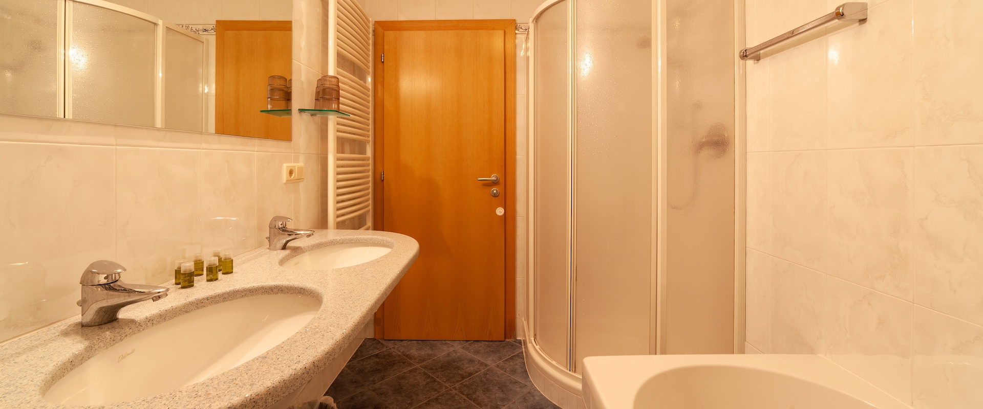 Badezimmer mit WC und Dusche und Badewanne