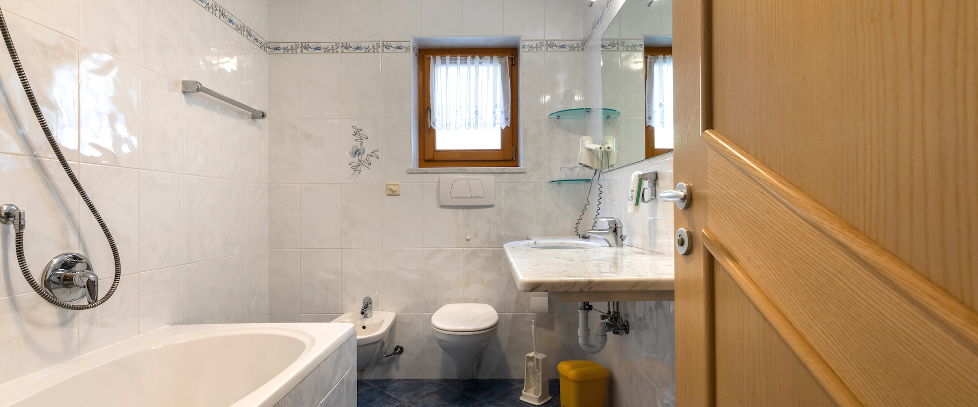 Badezimmer mit WC und Badewanne